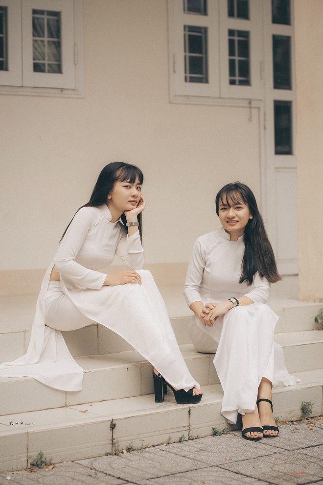 Cặp chị em sinh đôi Vũng Tàu sở hữu đôi mắt đẹp hút hồn trong loạt ảnh chia tay trường cấp 3 Cặp chị em sinh đôi Vũng Tàu sở hữu đôi mắt đẹp hút hồn trong loạt ảnh chia tay trường cấp 3